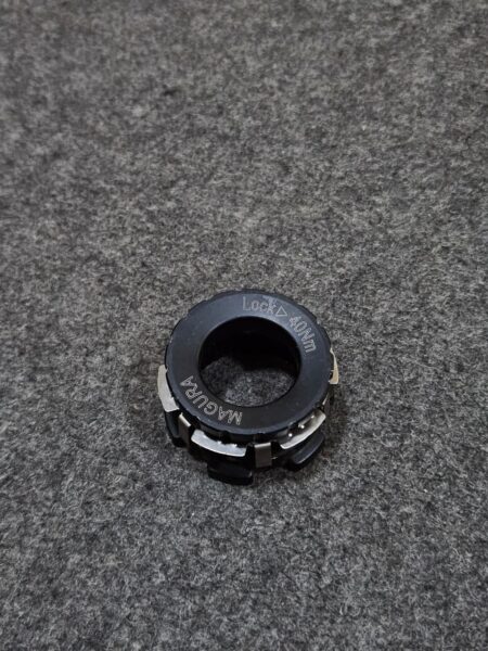 Cilindro de bloqueo de seguridad para bicicleta, negro y compacto.