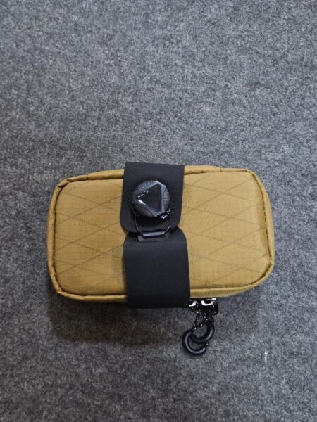Funda de transporte compacta y resistente para accesorios de viaje.