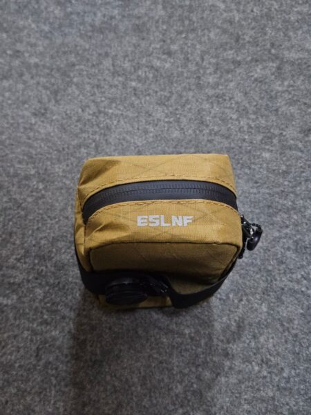 Bolsa de transporte compacta en color mostaza con logo ESLNF.