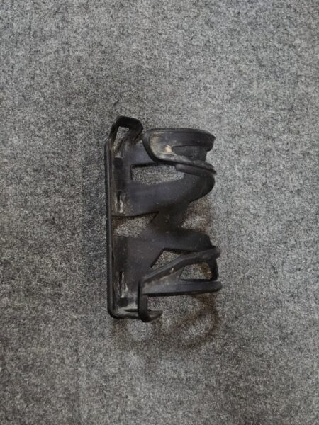 Soporte para teléfono móvil en color negro sobre superficie gris.