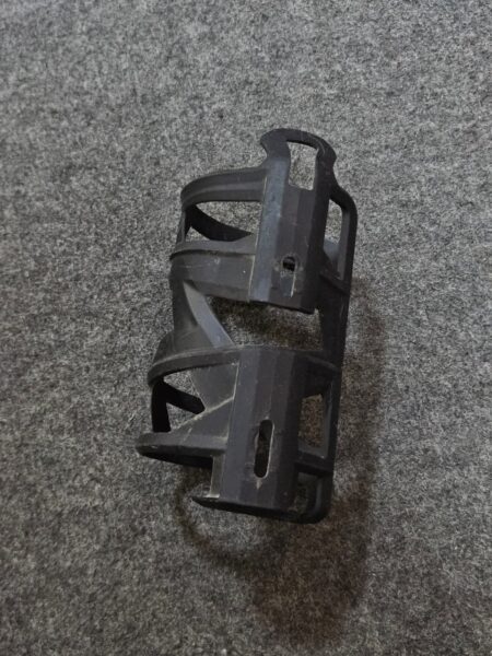Soporte de plástico negro para accesorios de bicicleta o equipo deportivo.