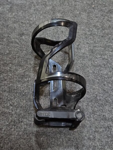 Portabidón de bicicleta negro y metálico para ciclismo.