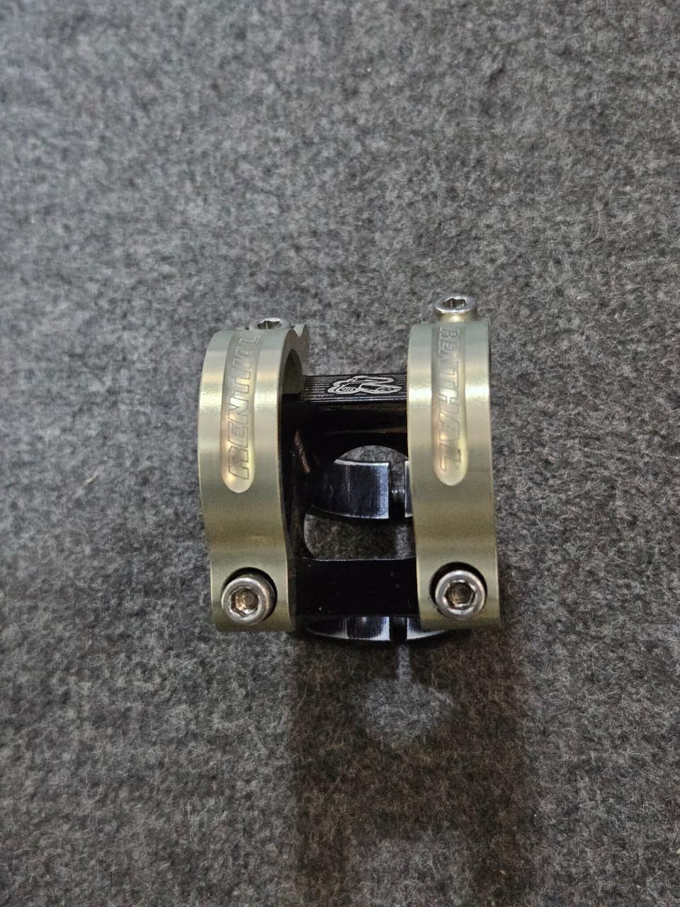 Abrazadera de bicicleta de aluminio y acero para montaje seguro.