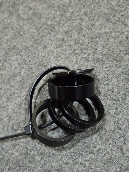 Cargador de reloj inteligente con anillos de carga inalámbrica.