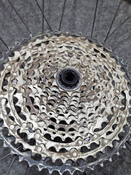 Piñón de bicicleta con desgaste en los engranajes.