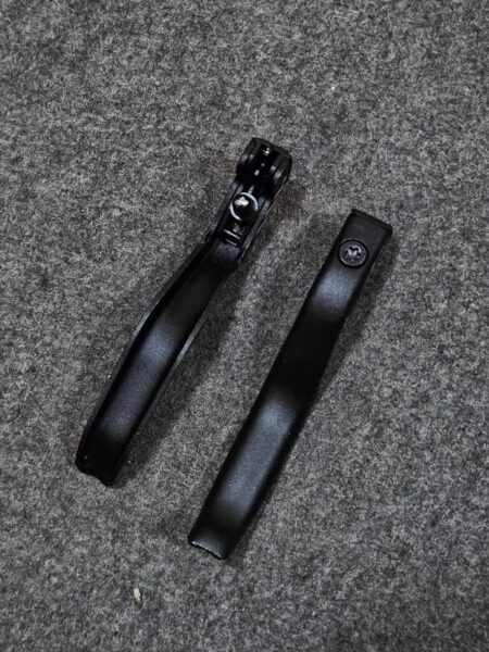 Llantas de bicicleta negras en superficie de piedra gris.