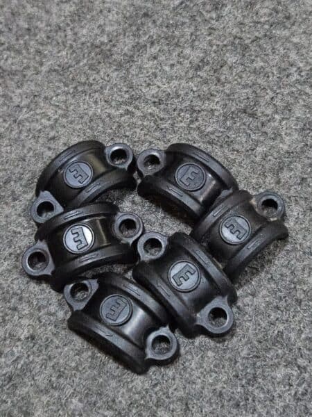 Conjunto de piezas de caucho negras con logotipo en relieve.