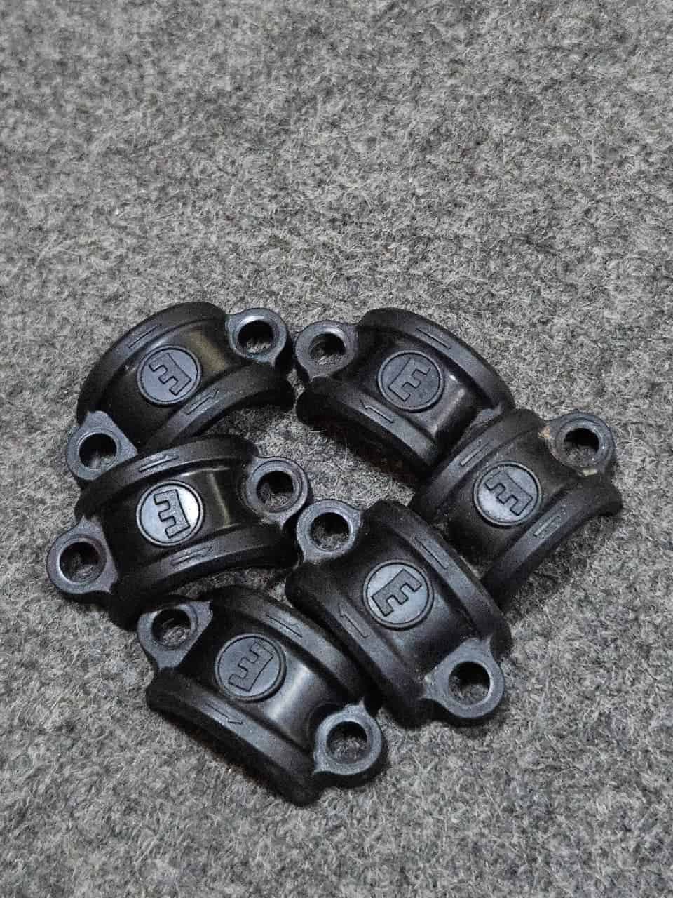 Conjunto de piezas de caucho negras con logotipo en relieve.