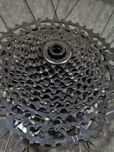 Cassettes de bicicleta en diferentes tamaños y colores.