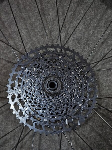 Cubo de engranajes de una bicicleta en vista desde arriba.