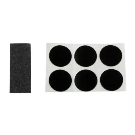Tiras de cinta adhesiva negra y círculos adhesivos en blanco y negro para manualidades.